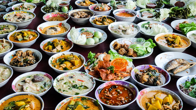 Many-bowls-of-food-on-a-table