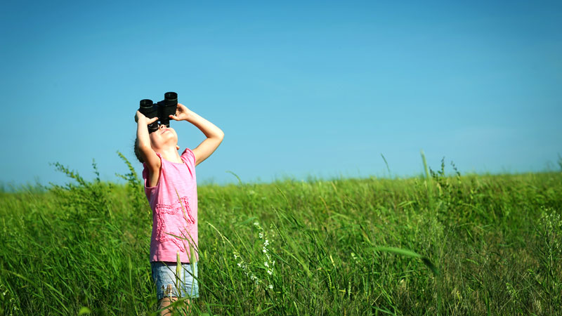Little-girl-looking-through-binoculars